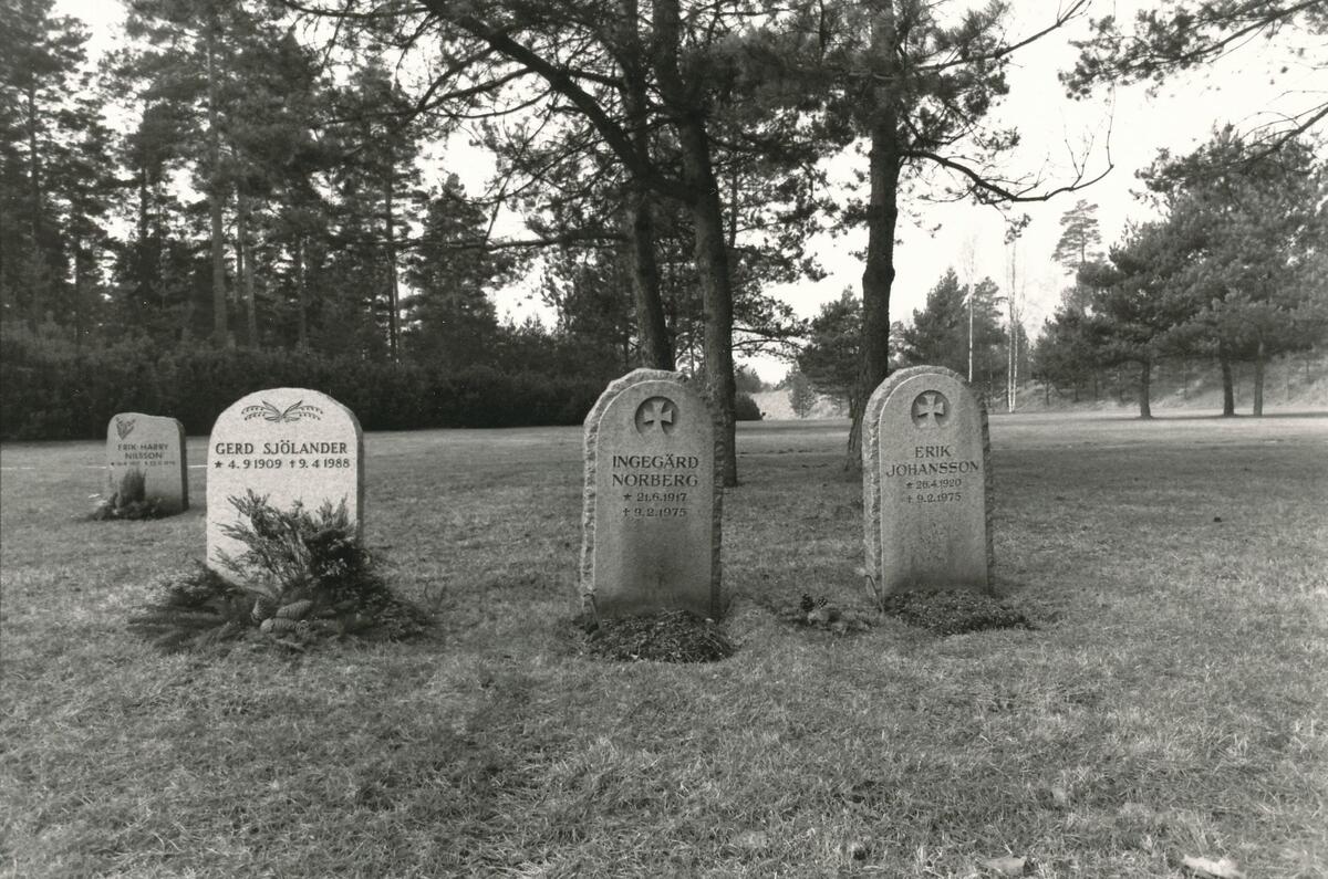 Storkällans begravningsplats ritades av landskapsarkitekt Gunnar Martinsson. Foto 1992.