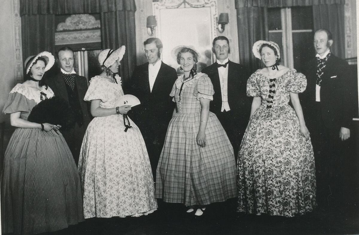 Samling till fest på Nackanäs värdshus. Foto ca 1910.