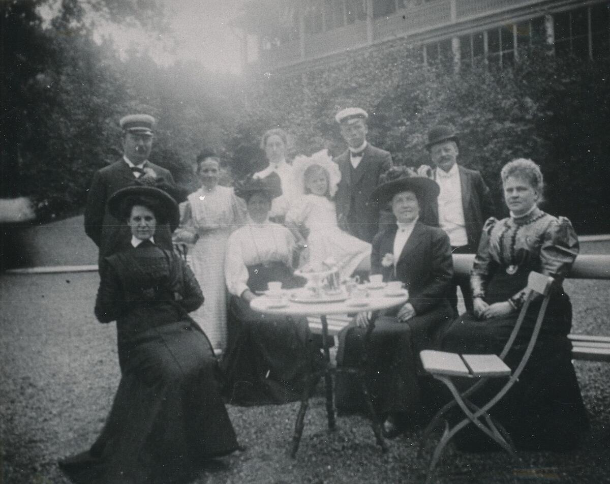 "Kaffestund i parken vid Nackanäs värdshus, som skymtar i bakgrunden. Foto ca 1905. :: "