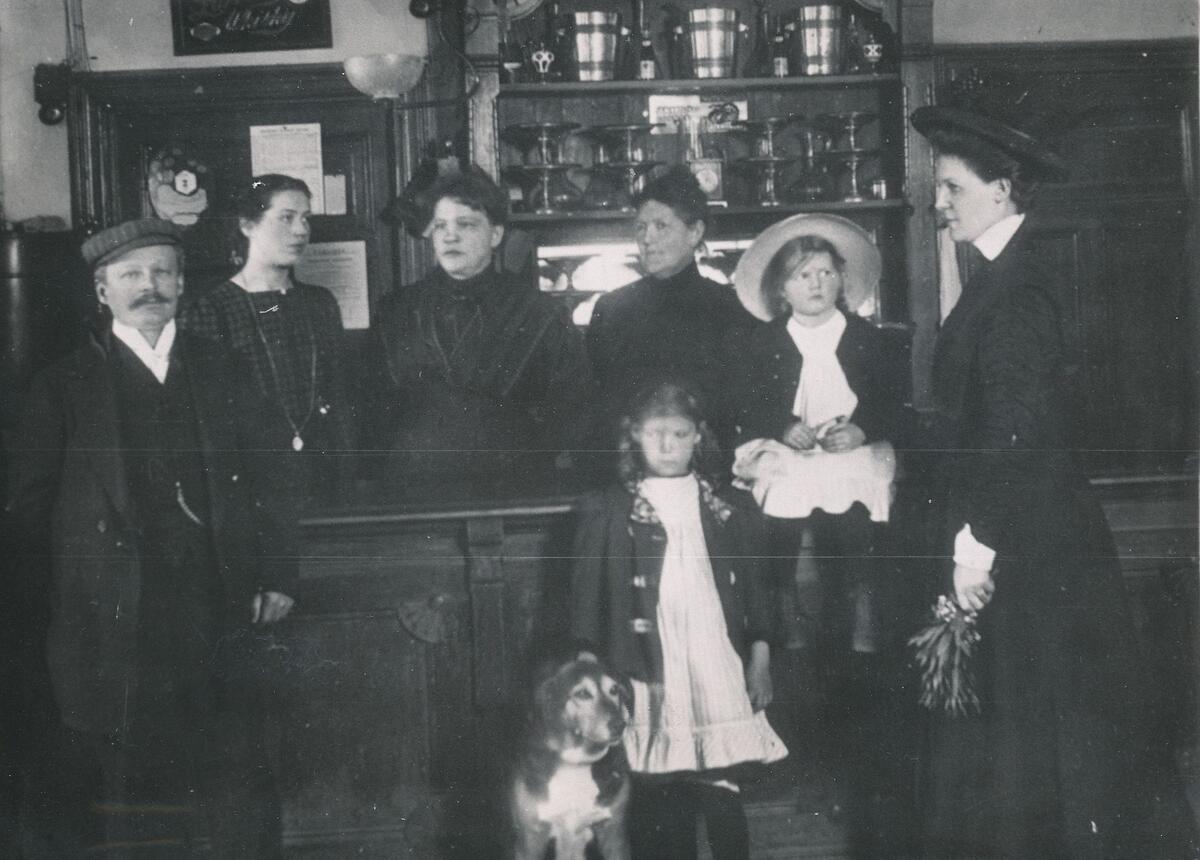 Sällskap i Nackanäs värdshus. Foto ca 1905..
