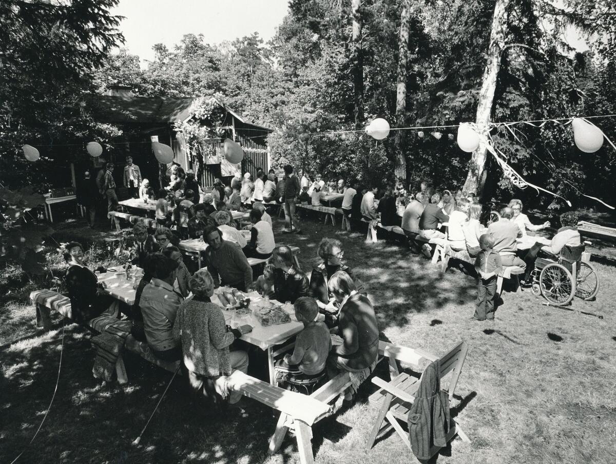 Ektorps Villaägareförenings sommarfest på en tomt vid Edinsvägen. Foto 1978.
