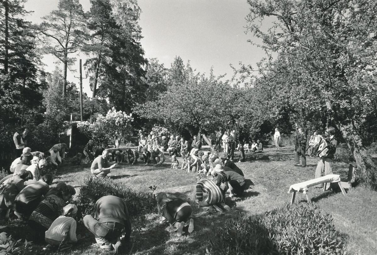 Ektorps Villaägareförenings sommarfest på en tomt vid Edinsvägen. Foto 1978.