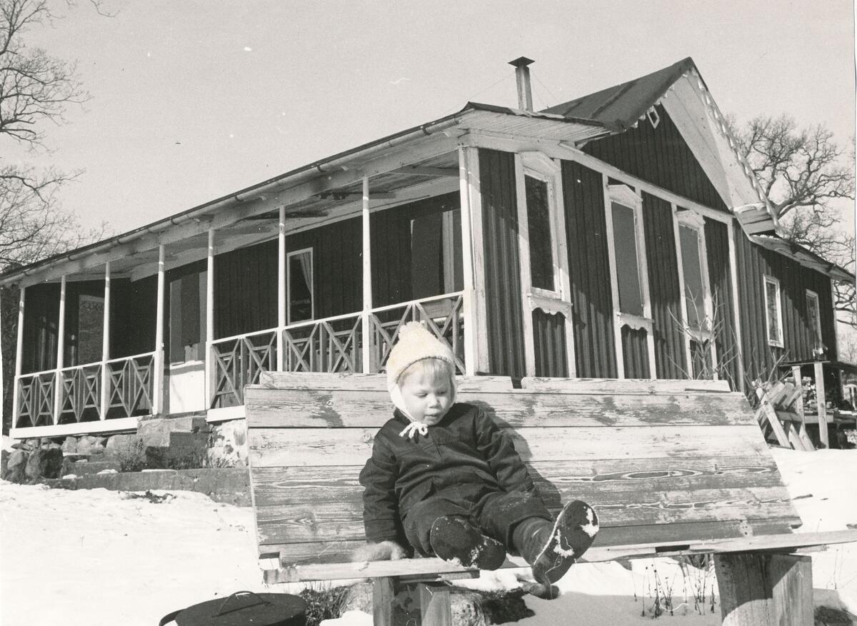 Bilden visar Uddvillan på Fisksätra holme, som revs i början av 1970-talet i samband med byggnationen av flerfamiljshusen i Fisksätra. Foto ca 1972.