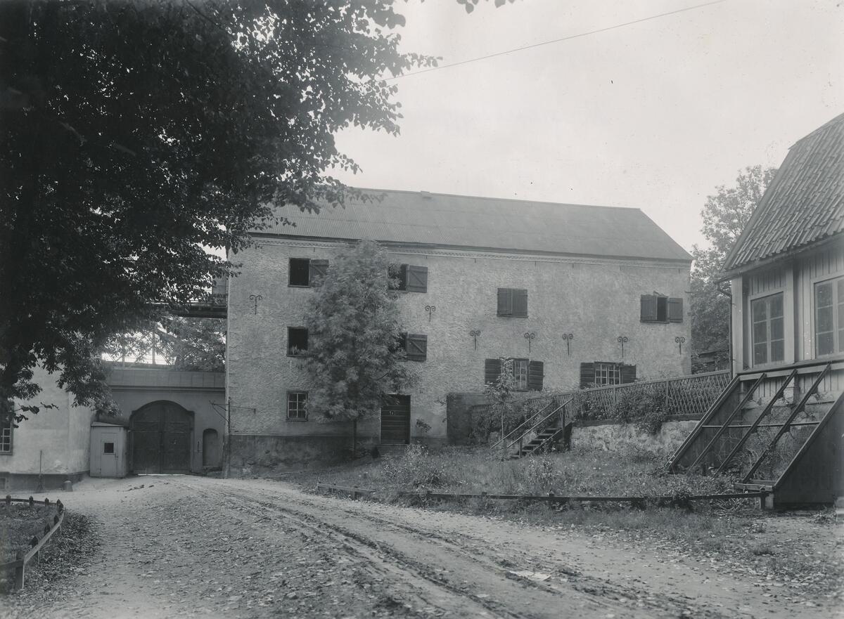 Magasinsbyggnad tillhörande Danviks hospital. I samband med bygget av Danvikskanalen 1918-1920 revs samtliga byggnader på hospitalsområdet förutom  hospitalsbyggnaden, som idag är restaurerad. Foto oktober 1915.