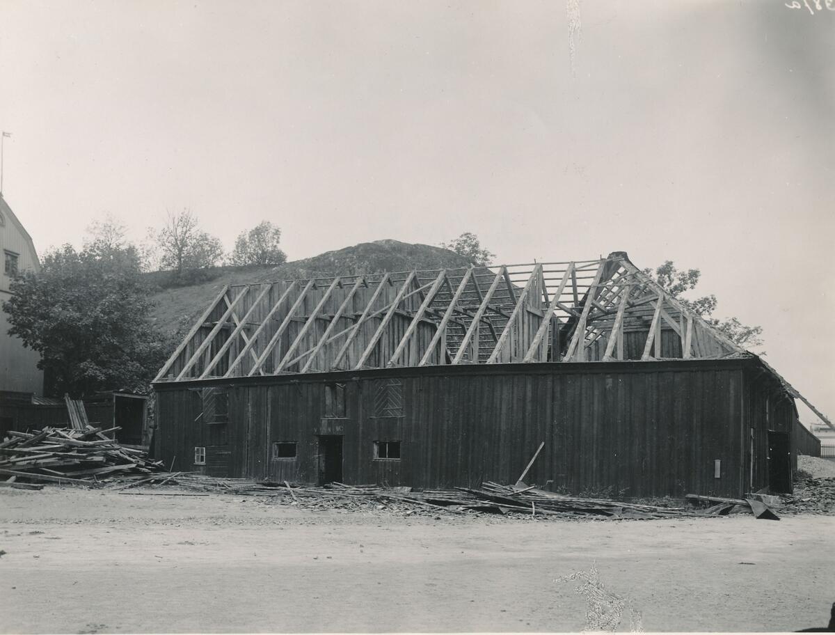 Stallbyggnad tillhörande Danviks hospital under rivning. I samband med bygget av Danvikskanalen 1918-1920 revs samtliga byggnader på hospitalsområdet förutom hospitalsbyggnaden, som idag är restaurerad. Foto oktober 1915.