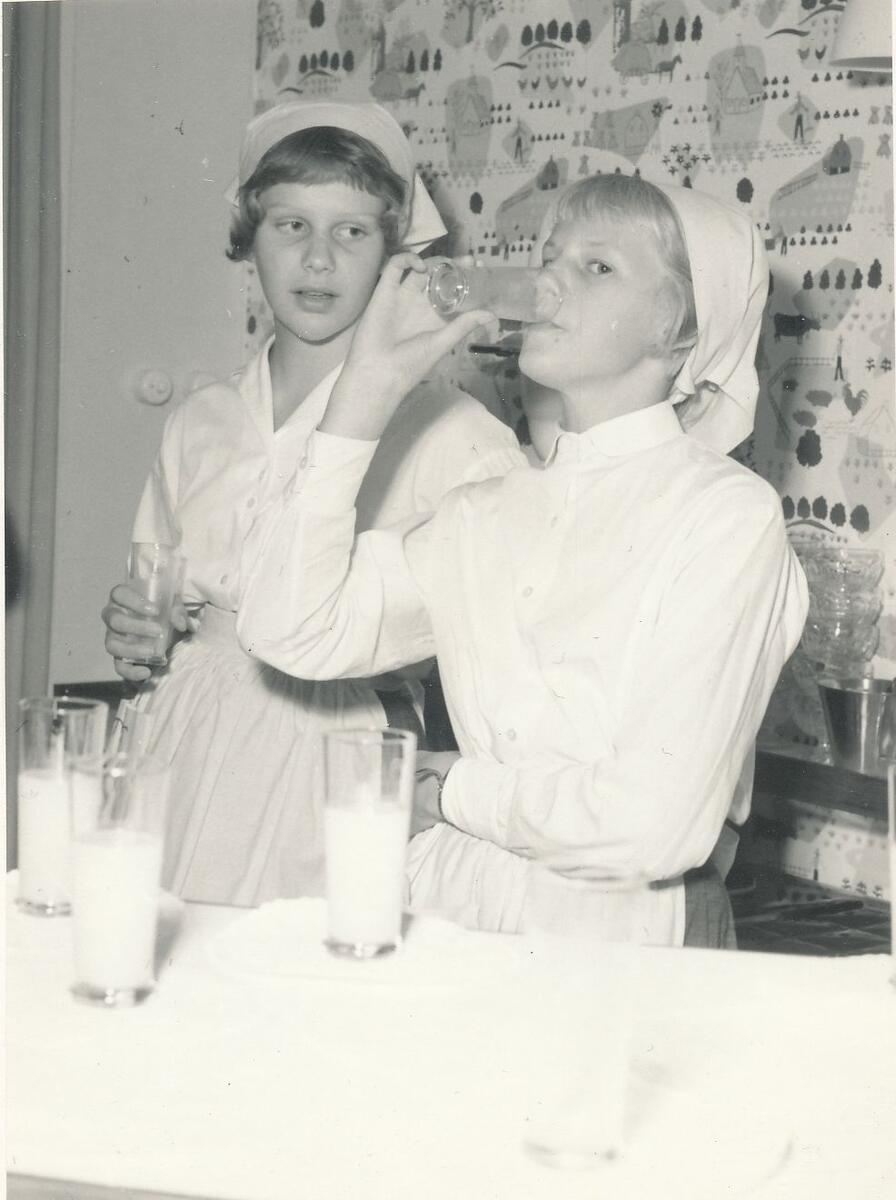"Torpet", intill Skurubron, vid invigningen 1955. Redan från starten blev serveringen en succé med både unga och gamla besökare.  Foto 1955.