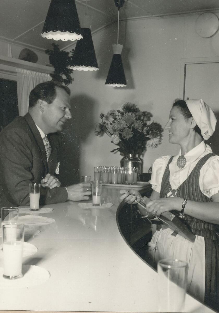 "Torpet", intill Skurubron, vid invigningen 1955. Bakom disken iklädd Nackadräkten ses värdinnan Tora Andersson. Foto 1955.