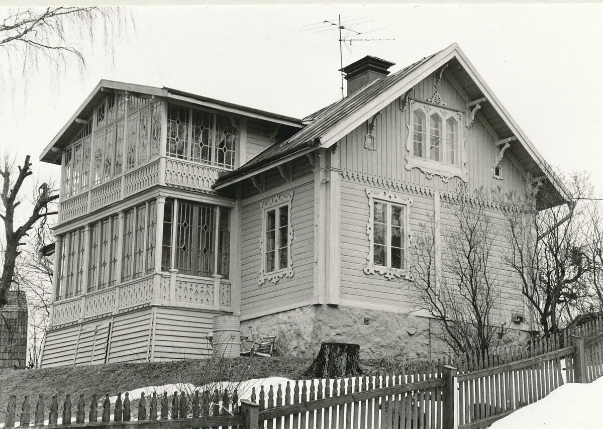 Villa Gustavshäll på Hasseluddsvägen 141 uppfördes 1864 som sommarnöje. Tillsammans med Villa Alphyddan är Villa Gustavshäll en av de äldsta välbevarade villorna i Hasseludden. Typiskt för skärgårdsvillan är den omhuldade verandan, aningen öppen med snickerier eller helt inglasad. Foto ca 1980.