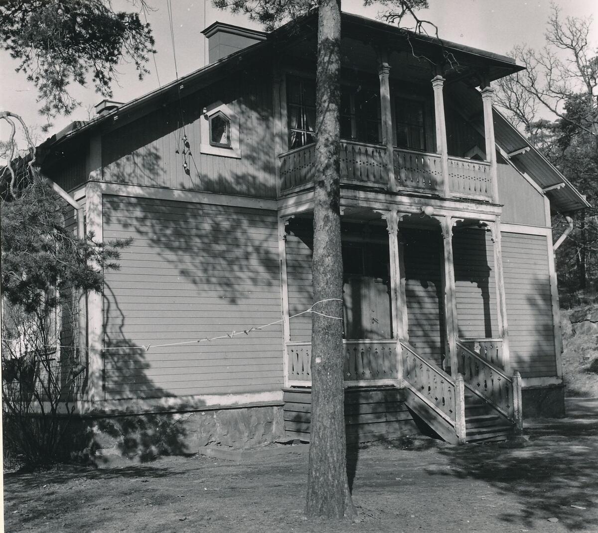 Huset Thorsborg eller Gilles hus vid Sickla Bro. Huset finns angivet i Bengt Olsens bok "I skuggan av Atlas". Foto mars 1959.