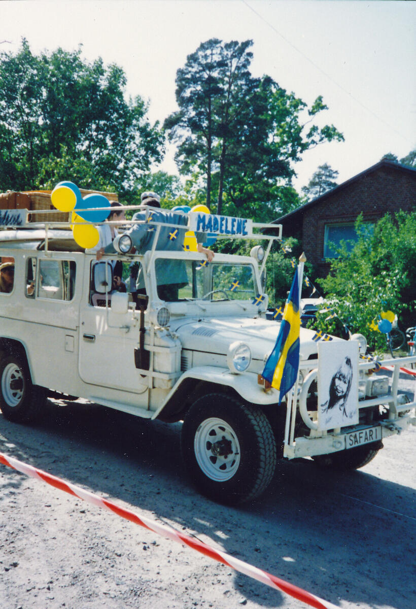 Ett studentekipage väntar utanför Saltsjöbadens samskola juni 1992 för att hämta upp en nybliven student. Toyota Land Cruiser J40:n som är studentekipaget tillhörde Rolf Zander, född och uppvuxen i Tollare, Boo. Foto 1992. 