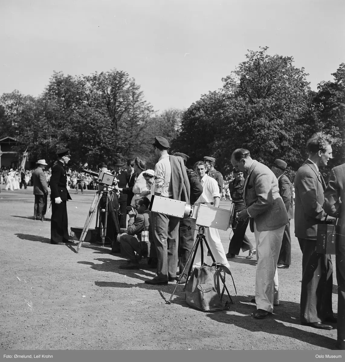 17. mai-feiring, menn, fotografer, kameraer, politimann