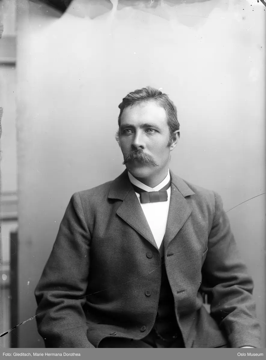 portrett, mann, sittende halvfigur