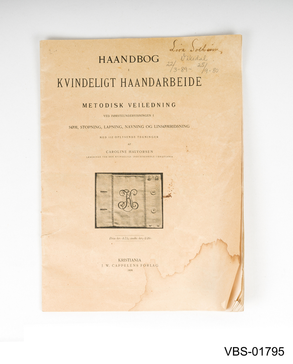 Sy- og håndarbeid handbok med 46 sider.
Metodisk veiledning ved førsteundervisningen i søm, stopning, lapning og linsømridsning.
Skrevet av Caroline halvorsen, lærerinne ven den kvindelige industrieskole i Kristiania.
Utgitt av J. W. Cappelens Forlag i Kristiania, august 1898.