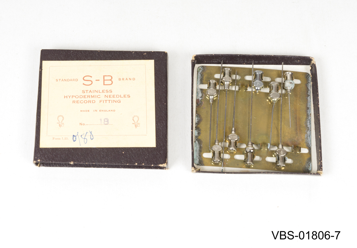 Sett med kanyler eller injeksjonsnåler i en papp eske med skyveåpning system.
Esken inneholder 8 hypodermiske nåler i forskjellige størrelse og nummerering på hodet. 
Bunnen av esken har et tynn messingplate som klemmesystem for å holde hver nål på plass.