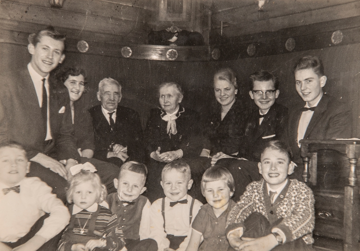 Bilde fra Tor Torbjørnsens konfirmasjon i 1961. Konfirmasjonen ble holdt på Hotel Neptun.
Første rekke fra venstre: Ola Johansen, Liv Gunnar Lien, Leif Torbjørnsen, Steinar Lien, Trude Lien, Erling Lien.
Andre rekke fra venstre: Johan Petter Johansen, Anne Elise Johansen, Olaf Lien, Anne Helene Lien, Anne Margrethe Lien, Tor Torbjørnsen og Odvar Torbjørnsen.