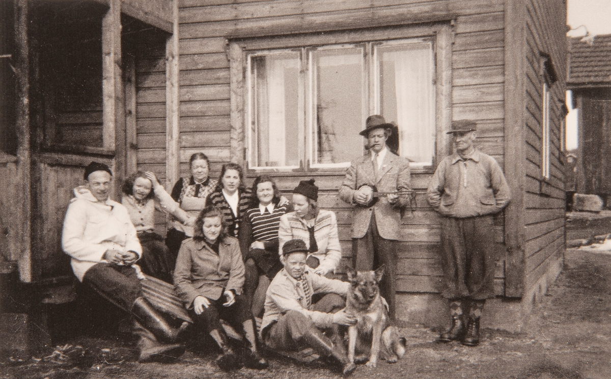 Fra venstre: Rolf Habberstad, Eli Stensrud, Gudveig Vangen, Marit Habberstad, Jorun Vangen, Ruth Erdal, Astri Andresen, Anders Vangen, Edvard Vangen og Olai Vangen utenfor Lier på Espa i 1947.  (Repro fra blekkprint)