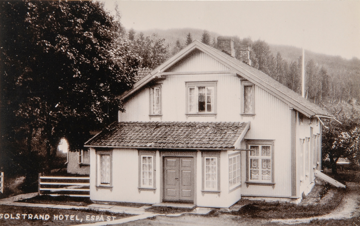 Solstrand hotel lå mellom Espa og Tangen i Stange. Hoved huset brant ned i 1935. Solstrand pensjonat. 
