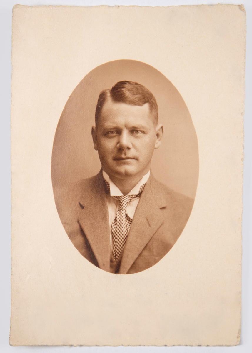 Portrett Lars Slagsvold. Født 24.04.1887, død 02.09.1959. Fra Slagsvold i Romedal. Lars var professor og Veterinærdirektør i Oslo.