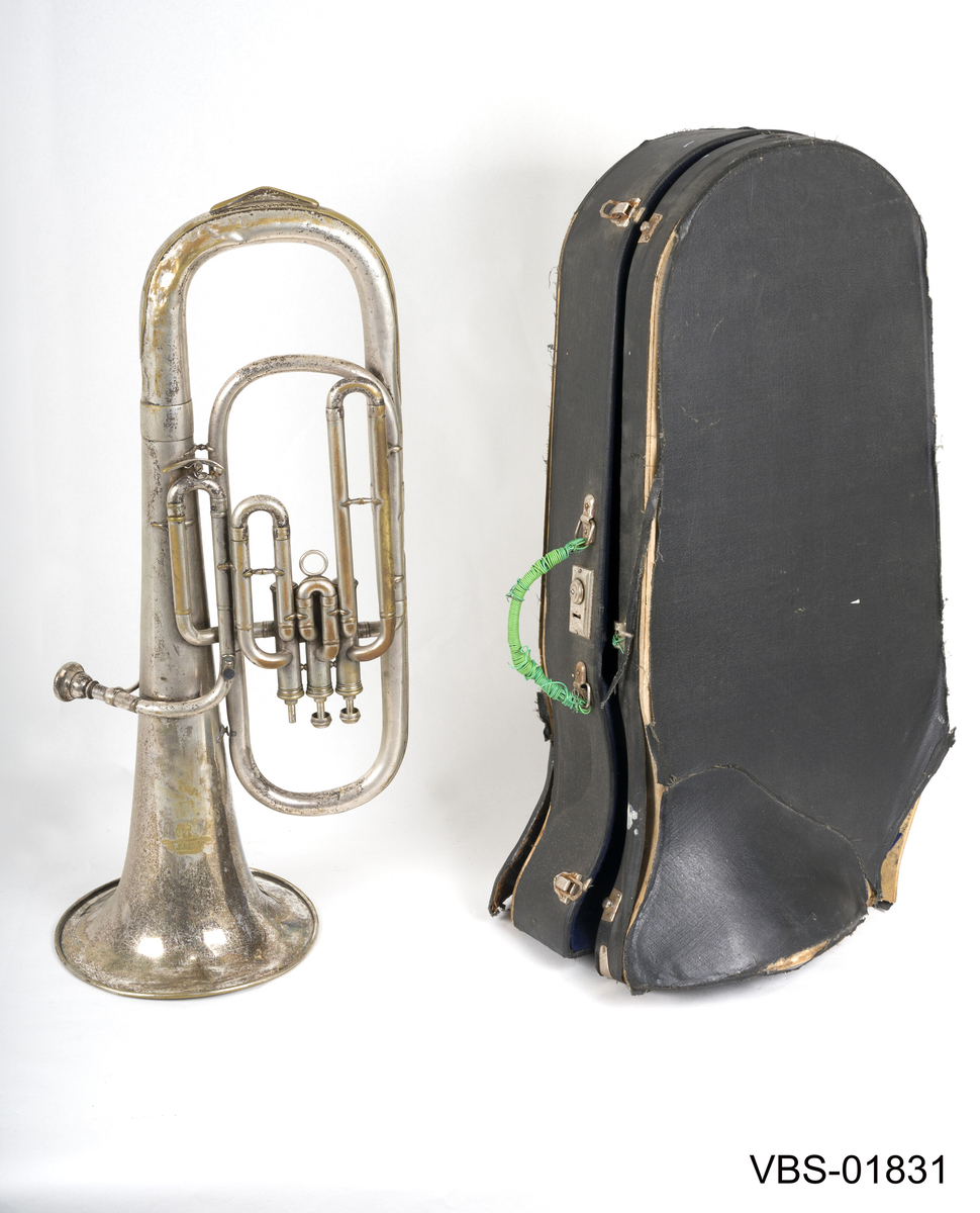Blåseinstrument i forsølvning messing med tre ventiler. 
Tubaen har et etui tilpasset formen, med et håndtak. Instrument etuiet er foret på innsiden med et mørkeblått ullbelegg, og dekket utenpå med svart kunstlær.