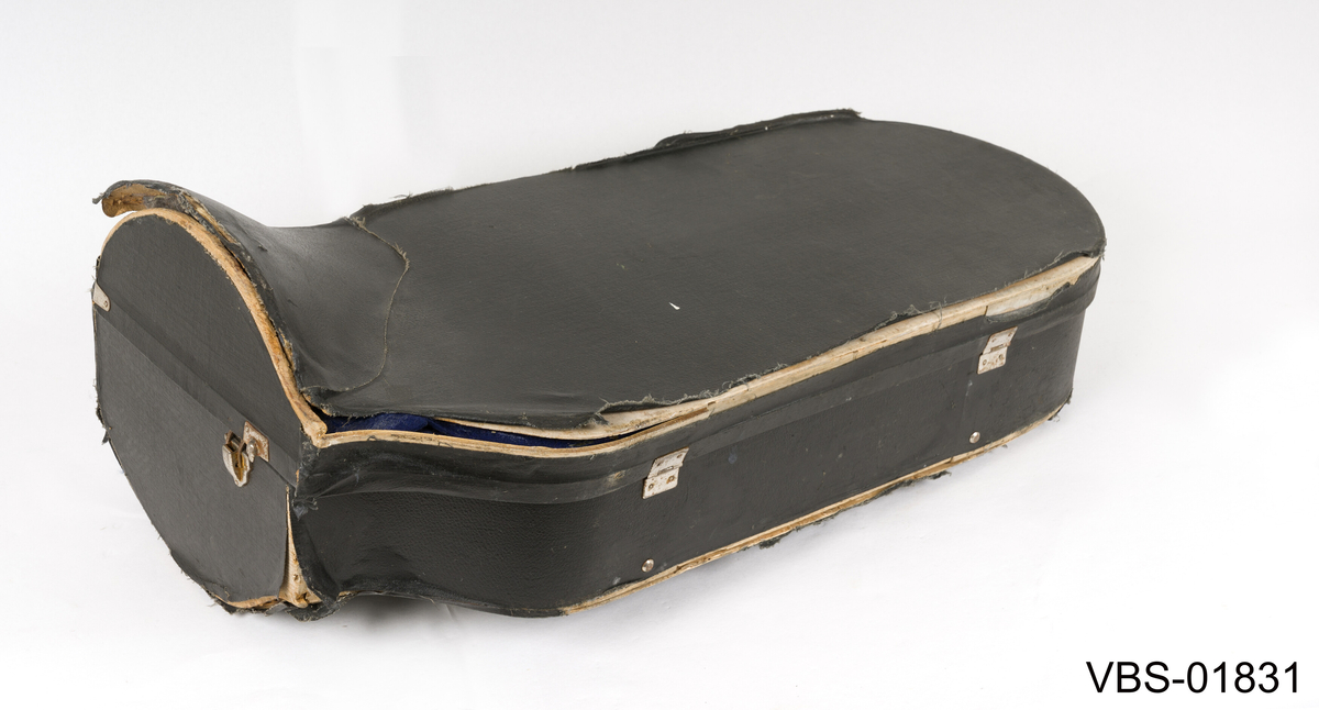 Blåseinstrument i forsølvning messing med tre ventiler. 
Tubaen har et etui tilpasset formen, med et håndtak. Instrument etuiet er foret på innsiden med et mørkeblått ullbelegg, og dekket utenpå med svart kunstlær.