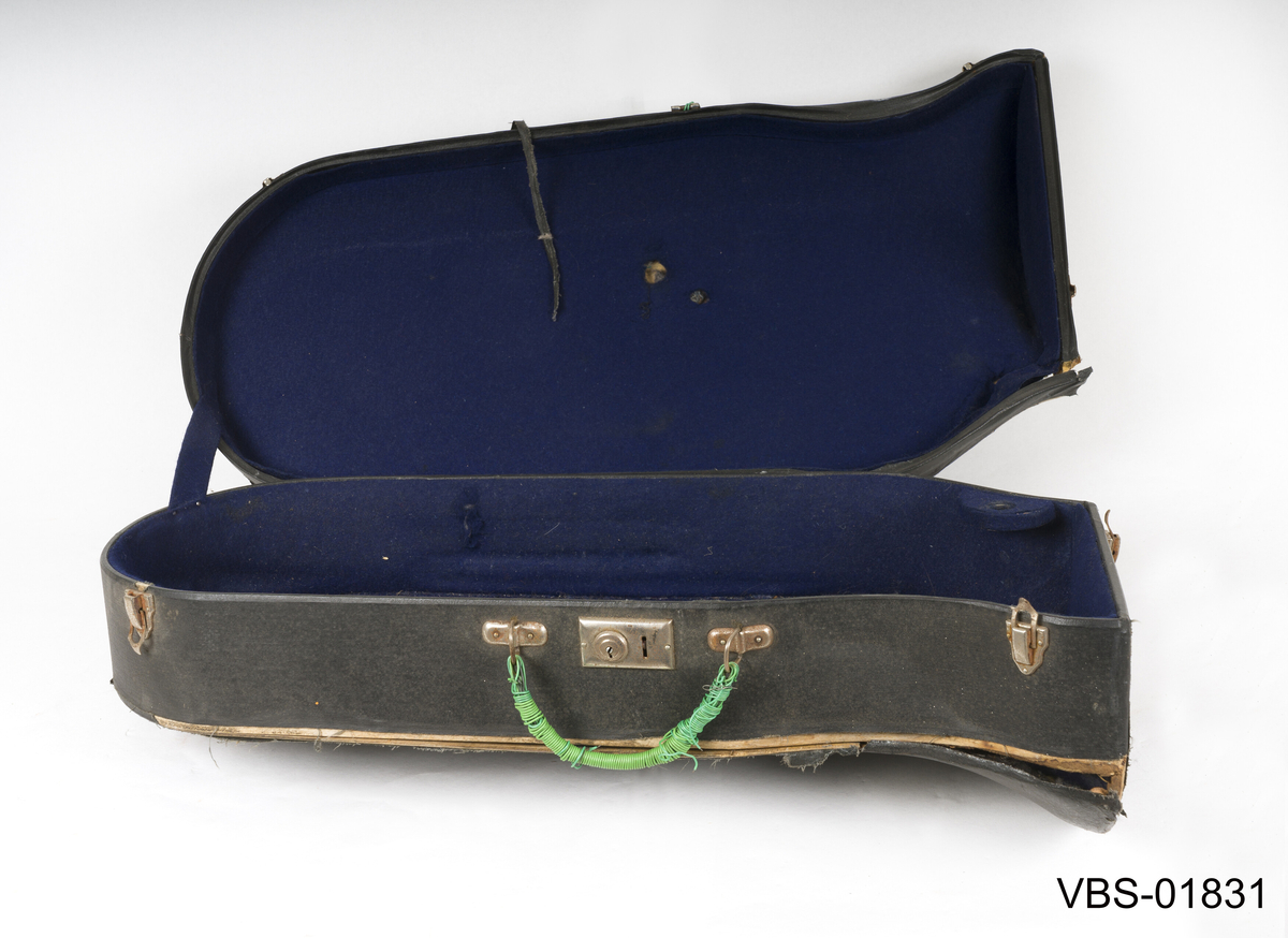 Blåseinstrument i forsølvning messing med tre ventiler. 
Tubaen har et etui tilpasset formen, med et håndtak. Instrument etuiet er foret på innsiden med et mørkeblått ullbelegg, og dekket utenpå med svart kunstlær.