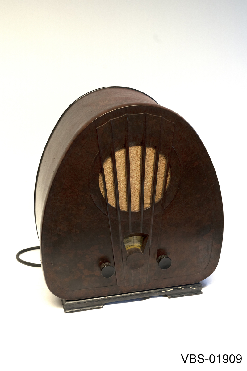 Elektrisk radio, oval i form, bredere nederst.
Radio PHILIPS Super Inductance 834. produsert i 1933.