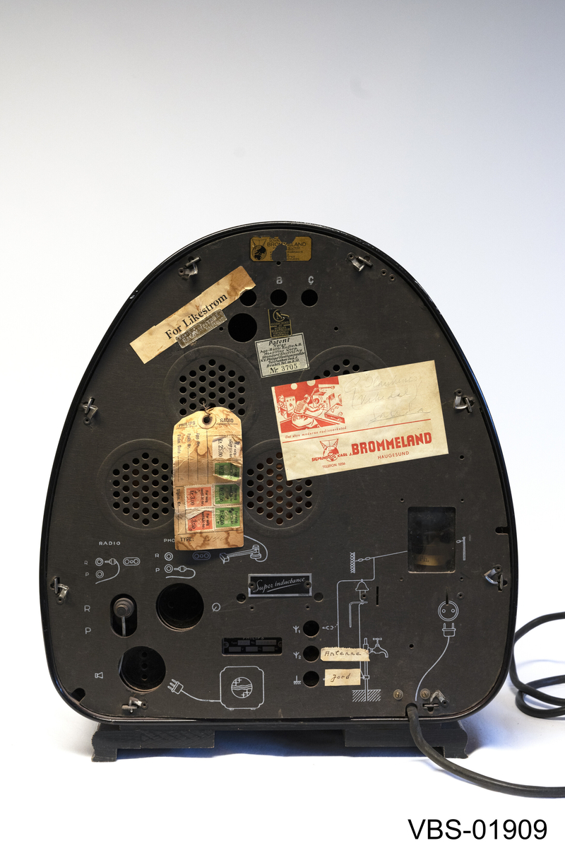 Elektrisk radio, oval i form, bredere nederst.
Radio PHILIPS Super Inductance 834. produsert i 1933.