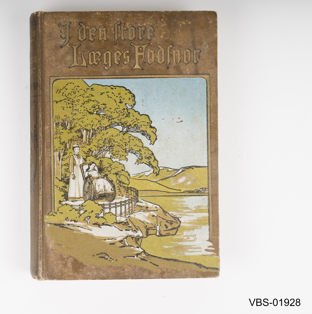 Bok med 543 sider, med gotisk skrift og illustrasjoner inni.
Boksomslag med bildet av en sykepleier og en pasient i rullestol på landskapet
Utgave i Kristiania 1915.