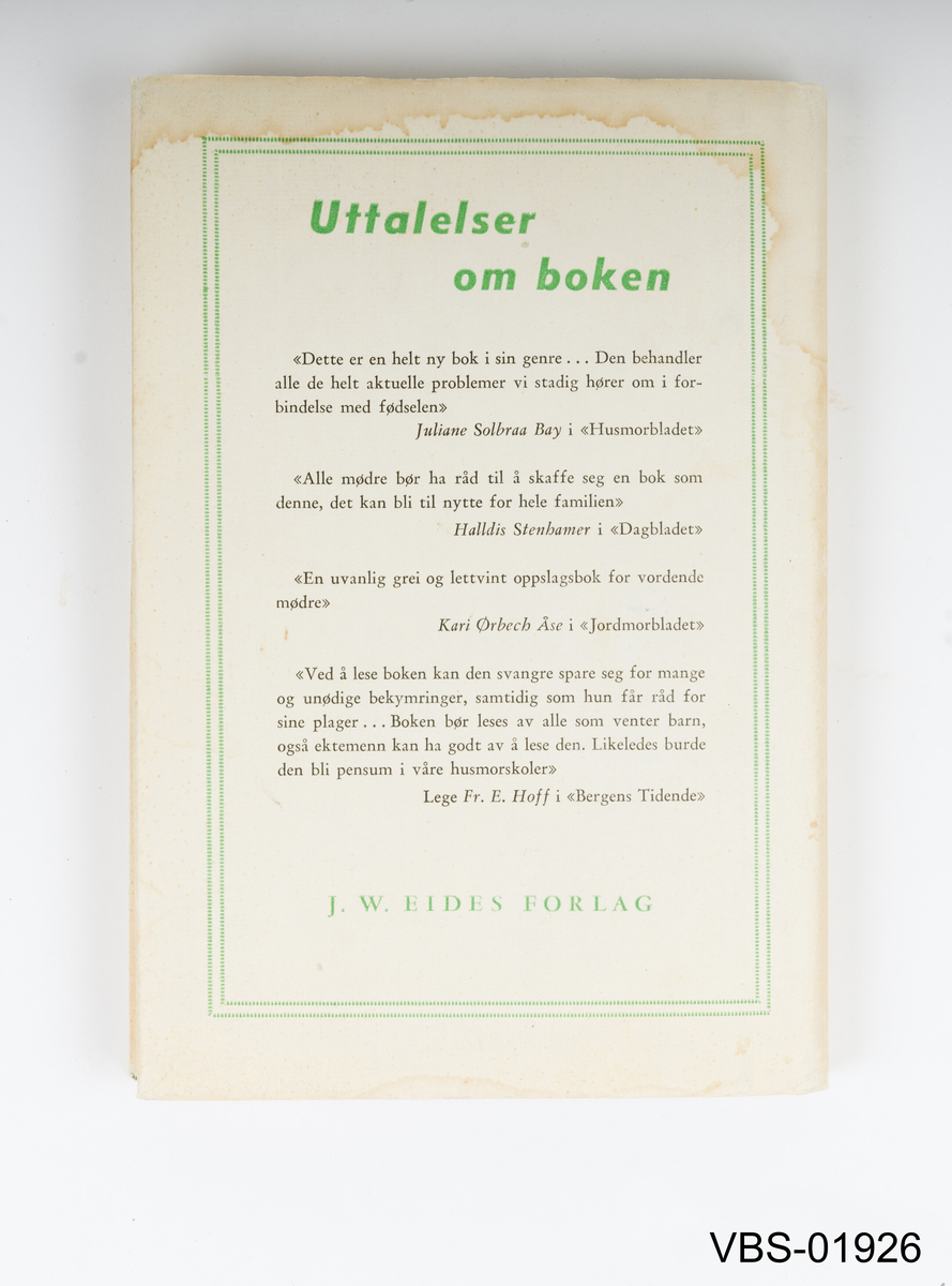 Bok med 124 sider, med trykt papiromslag, svart-hvitt tekst og illustrasjoner.
Tredje utgave, Bergen 1954.