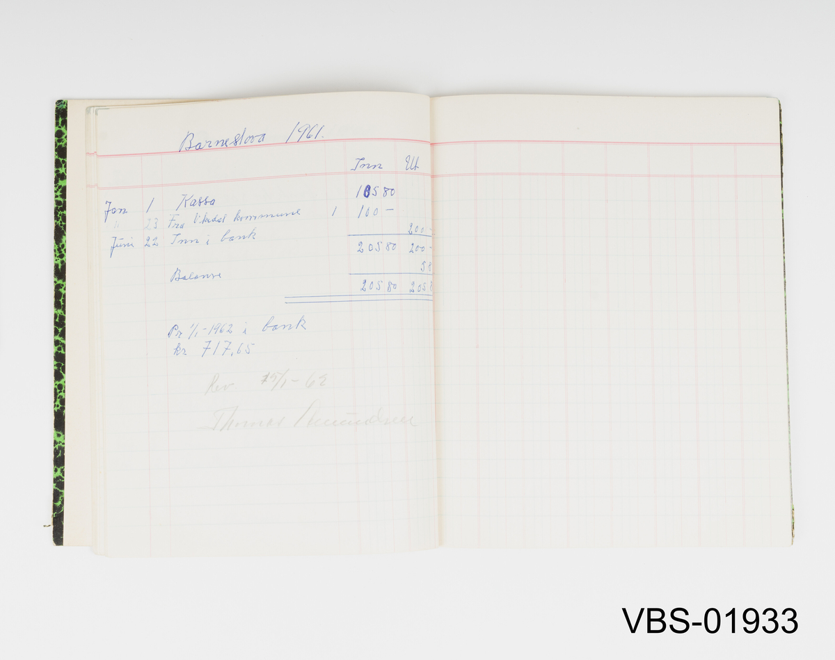 Kassabok med håndskrevne (med pen) kontooppføringer mellom 1955 og 1961.