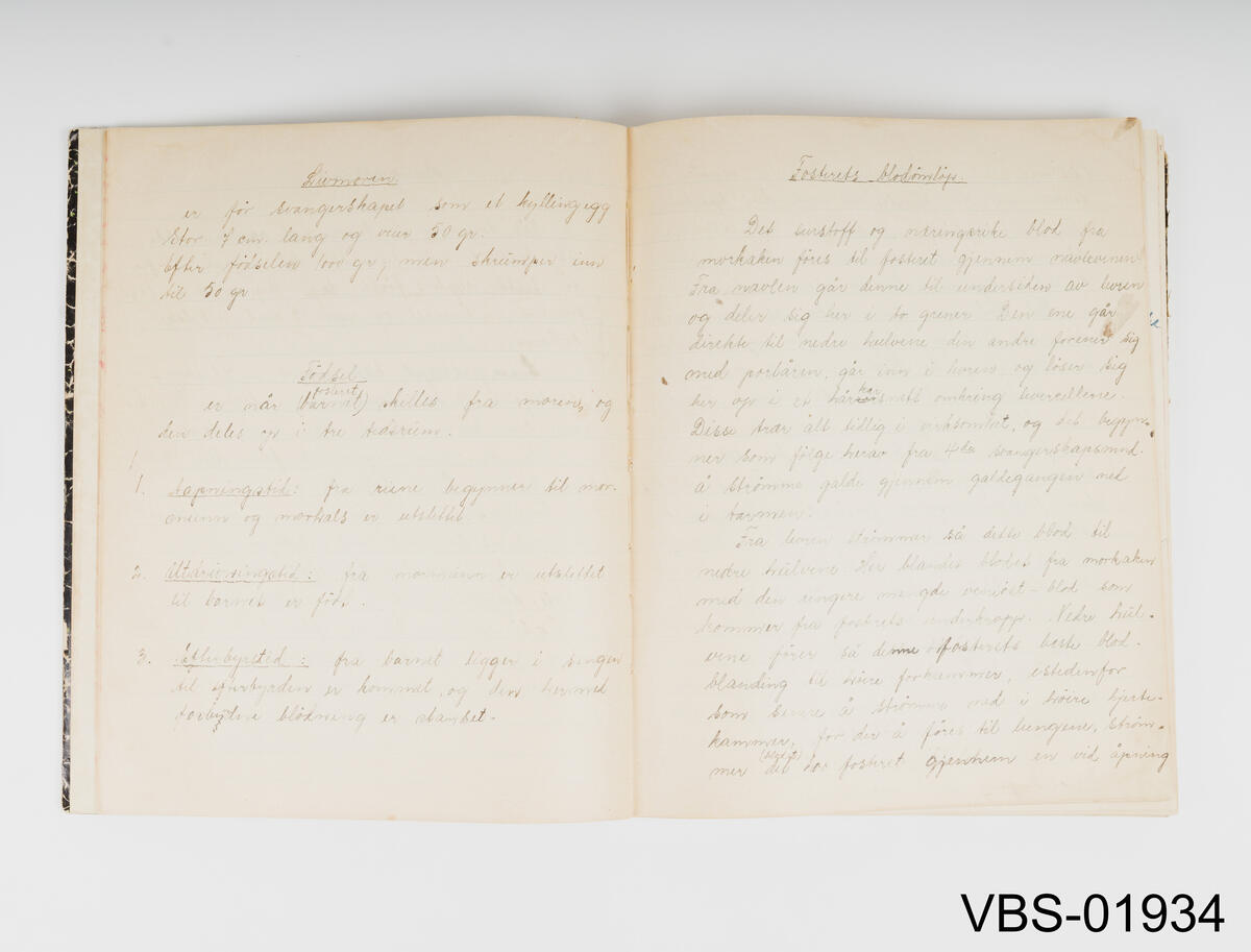 Notatbok med håndskrevet (penn og svart blekk) notater fra jordmor utdanning, mellom 1930 og 1931.
Gjenstanden har linjerte ark, omslag i spettet svart farge, rygg i beige bomullslerret.
På omslaget er det en papirlapp med håndskreven tekst og navnet av eieren.