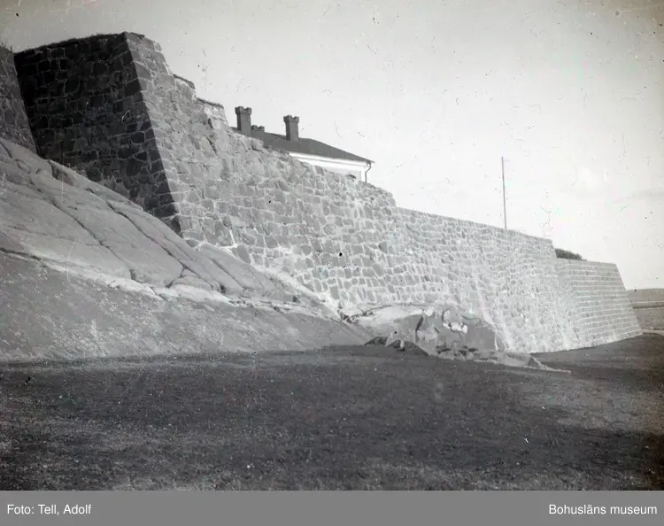 Enligt notering: "Varberg Färdig Restaurerad Mur Kalkbruk"