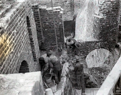 Enligt notering: "Fästningsmuren Under Arbete"