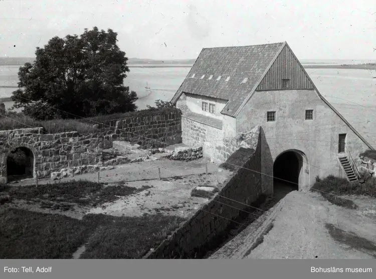 Enligt notering: "Varberg Hus på Vallen Taget Mot Havet"
