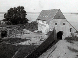 Enligt notering: "Varberg Hus på Vallen Taget Mot Havet"