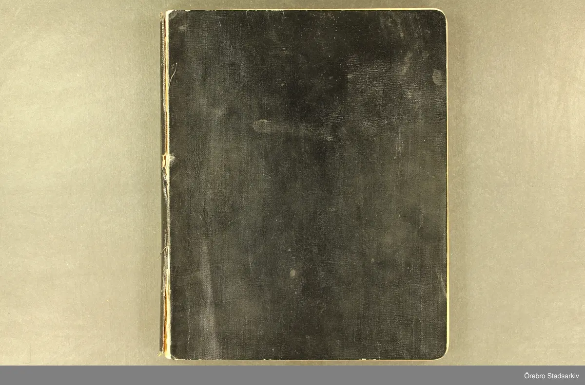 Byggmästare Per Karlssons anteckningar om Örebro stad, 1884-1935. Text på titelsidan "Härefter Örebro stads förändrade fysionomi tiden 1884 och därefter till och med 1935, sålunda 50 år".