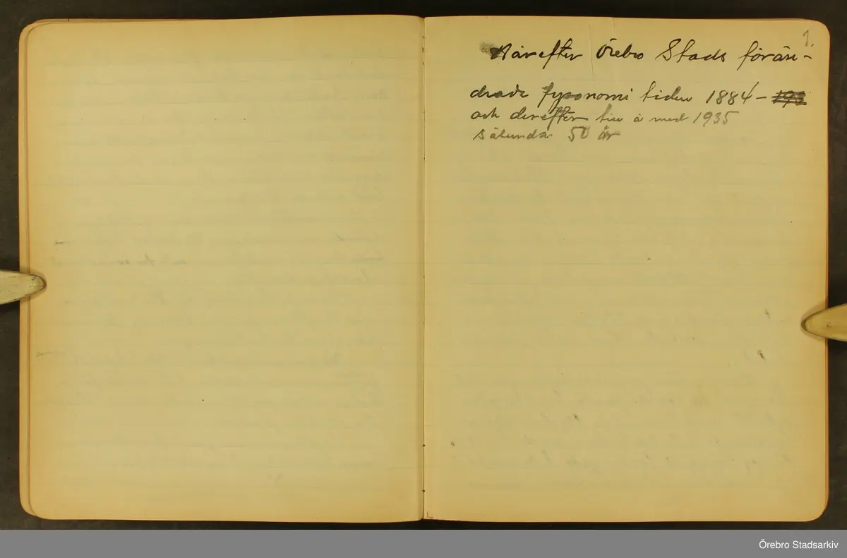 Byggmästare Per Karlssons anteckningar om Örebro stad, 1884-1935. Text på titelsidan "Härefter Örebro stads förändrade fysionomi tiden 1884 och därefter till och med 1935, sålunda 50 år".