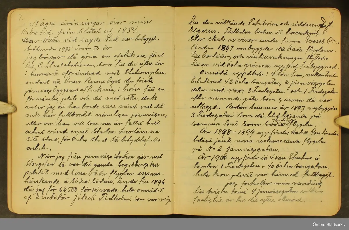 Byggmästare Per Karlssons anteckningar om Örebro stad, 1884-1935. Text på titelsidan "Härefter Örebro stads förändrade fysionomi tiden 1884 och därefter till och med 1935, sålunda 50 år".