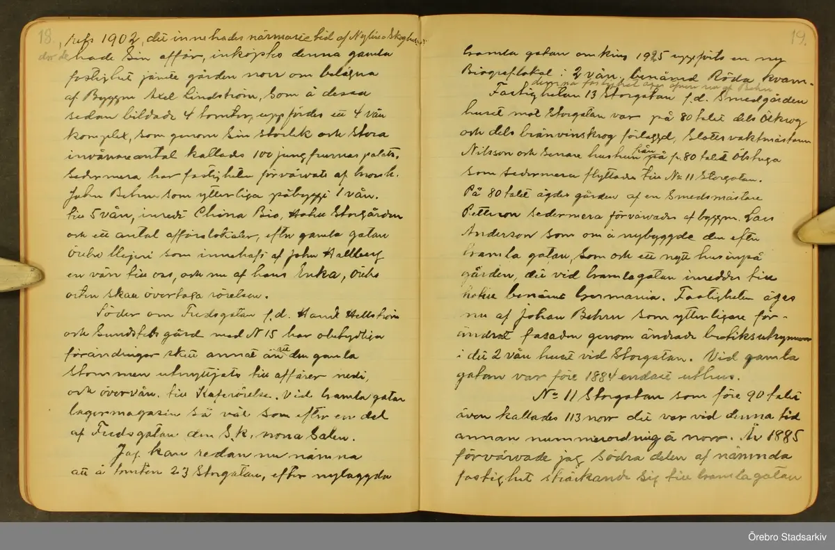 Byggmästare Per Karlssons anteckningar om Örebro stad, 1884-1935. Text på titelsidan "Härefter Örebro stads förändrade fysionomi tiden 1884 och därefter till och med 1935, sålunda 50 år".