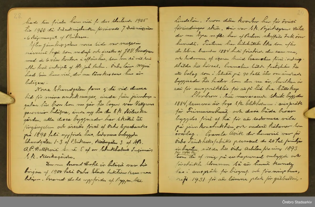 Byggmästare Per Karlssons anteckningar om Örebro stad, 1884-1935. Text på titelsidan "Härefter Örebro stads förändrade fysionomi tiden 1884 och därefter till och med 1935, sålunda 50 år".