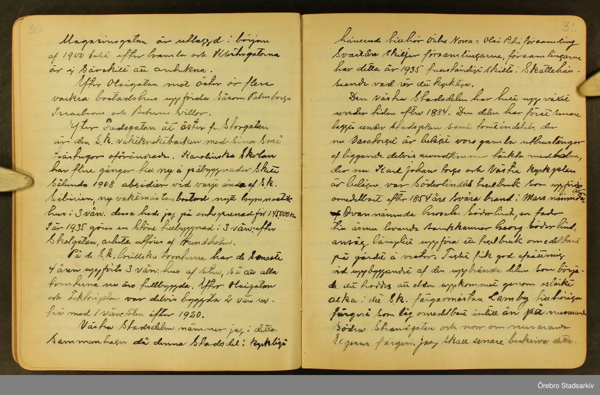 Byggmästare Per Karlssons anteckningar om Örebro stad, 1884-1935. Text på titelsidan "Härefter Örebro stads förändrade fysionomi tiden 1884 och därefter till och med 1935, sålunda 50 år".