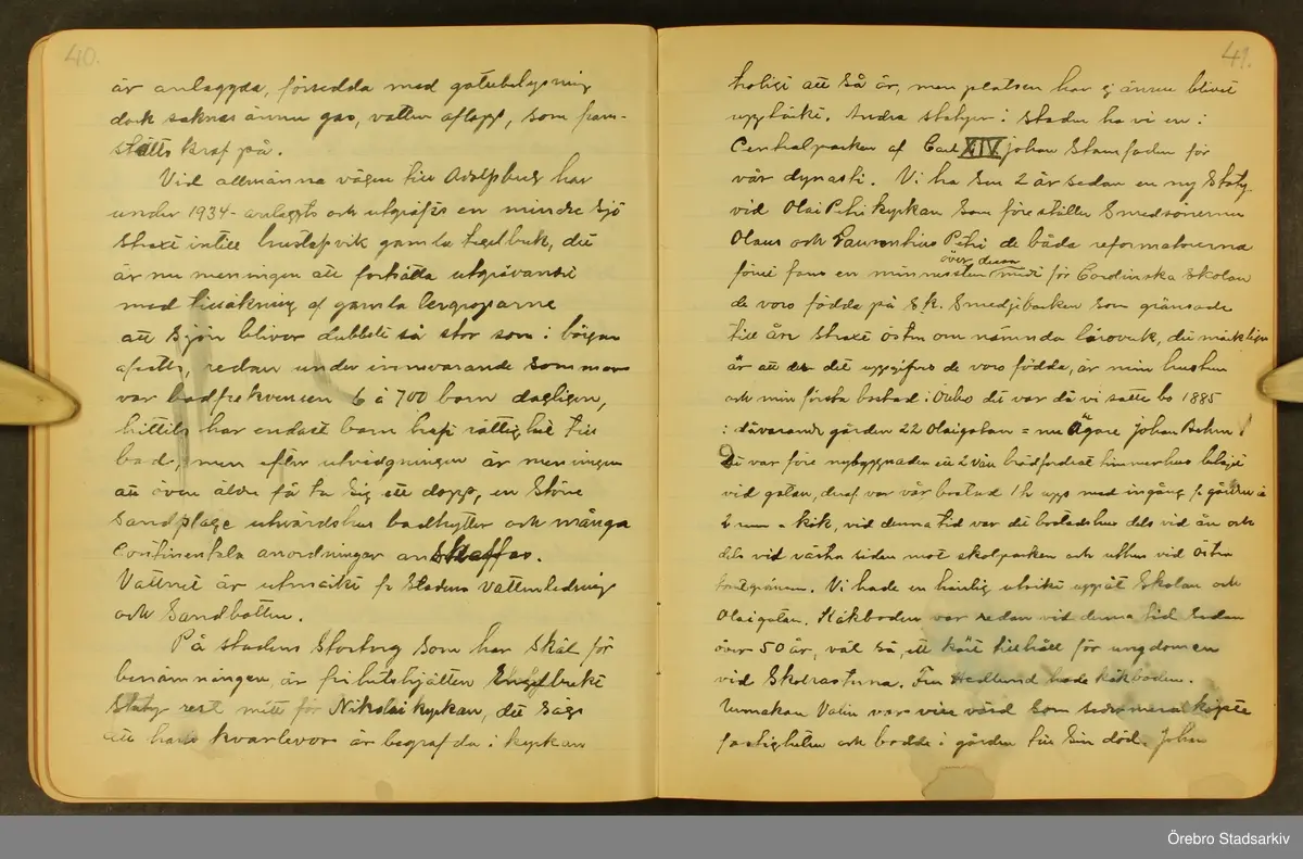 Byggmästare Per Karlssons anteckningar om Örebro stad, 1884-1935. Text på titelsidan "Härefter Örebro stads förändrade fysionomi tiden 1884 och därefter till och med 1935, sålunda 50 år".