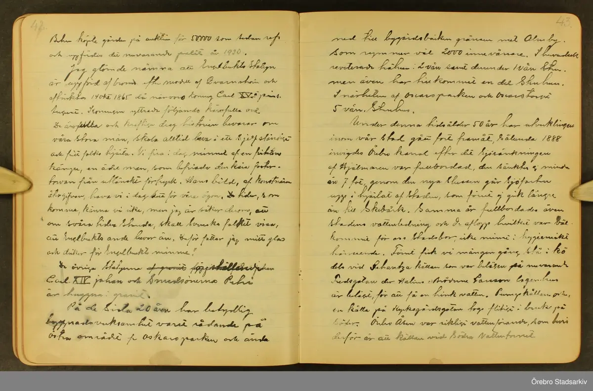 Byggmästare Per Karlssons anteckningar om Örebro stad, 1884-1935. Text på titelsidan "Härefter Örebro stads förändrade fysionomi tiden 1884 och därefter till och med 1935, sålunda 50 år".