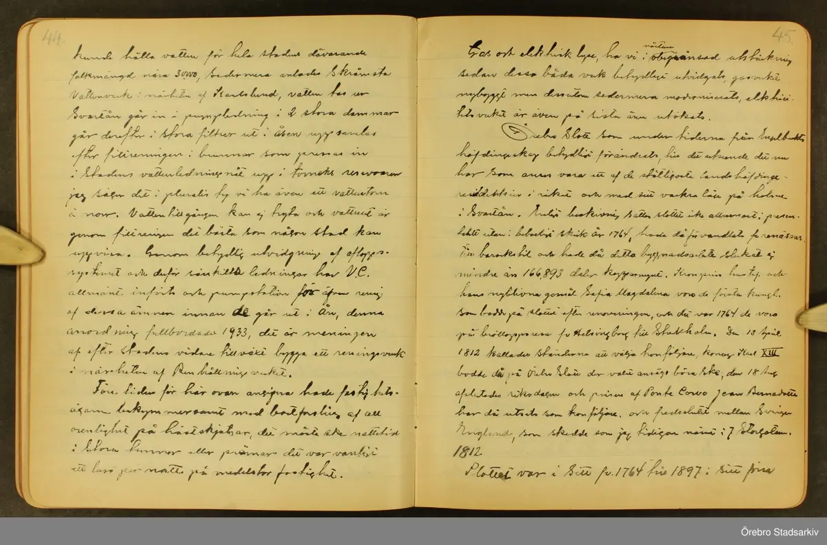 Byggmästare Per Karlssons anteckningar om Örebro stad, 1884-1935. Text på titelsidan "Härefter Örebro stads förändrade fysionomi tiden 1884 och därefter till och med 1935, sålunda 50 år".