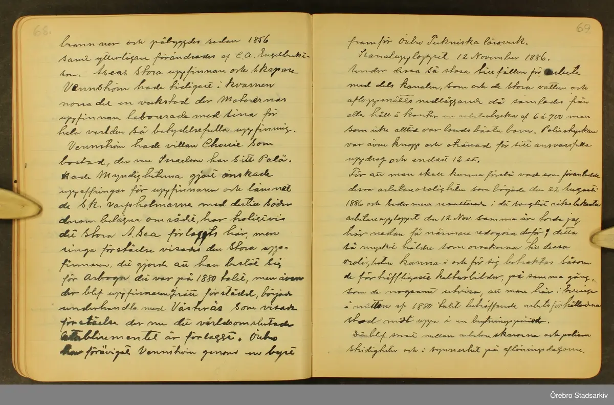 Byggmästare Per Karlssons anteckningar om Örebro stad, 1884-1935. Text på titelsidan "Härefter Örebro stads förändrade fysionomi tiden 1884 och därefter till och med 1935, sålunda 50 år".