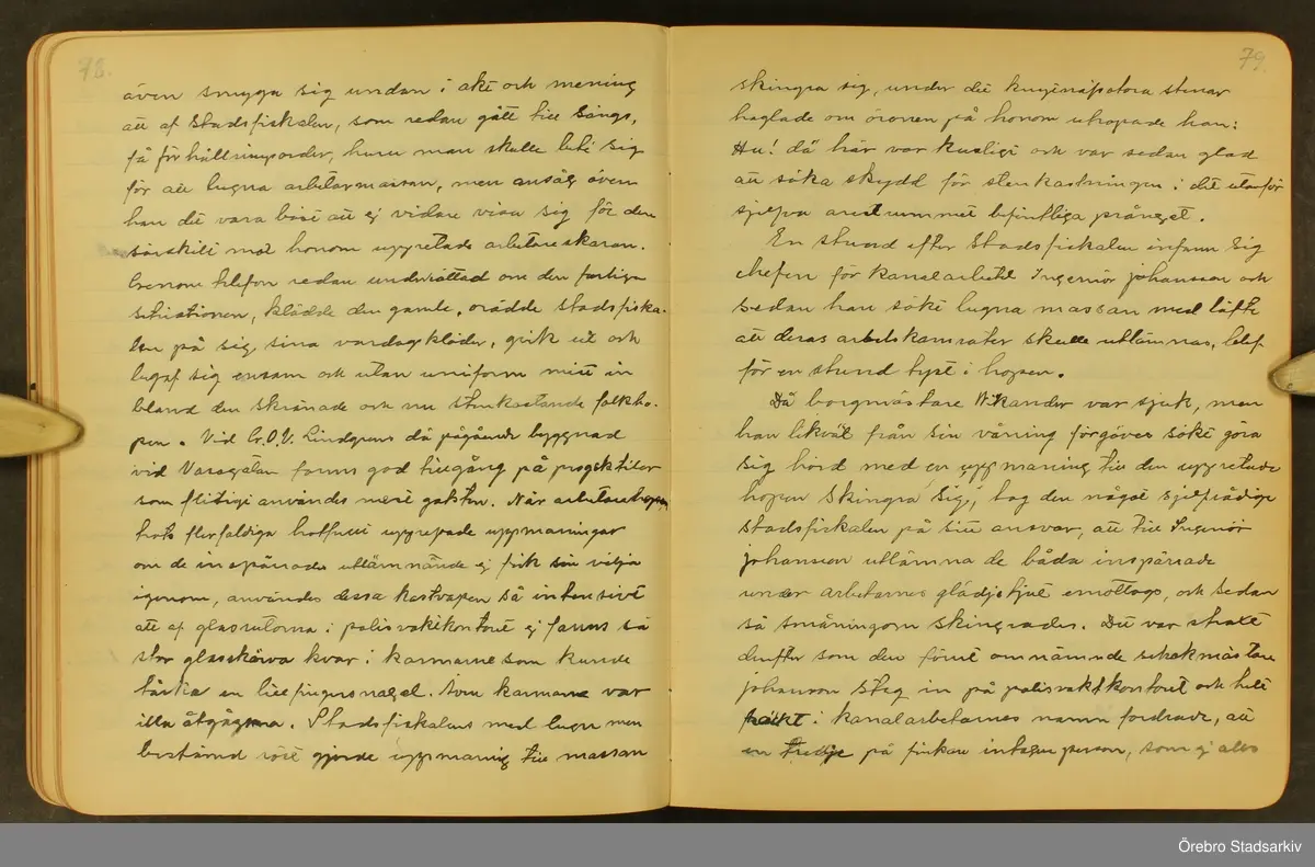 Byggmästare Per Karlssons anteckningar om Örebro stad, 1884-1935. Text på titelsidan "Härefter Örebro stads förändrade fysionomi tiden 1884 och därefter till och med 1935, sålunda 50 år".