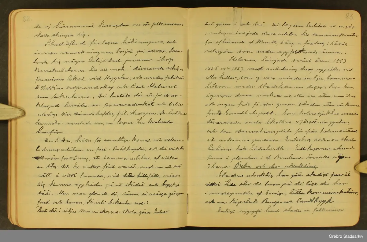 Byggmästare Per Karlssons anteckningar om Örebro stad, 1884-1935. Text på titelsidan "Härefter Örebro stads förändrade fysionomi tiden 1884 och därefter till och med 1935, sålunda 50 år".
