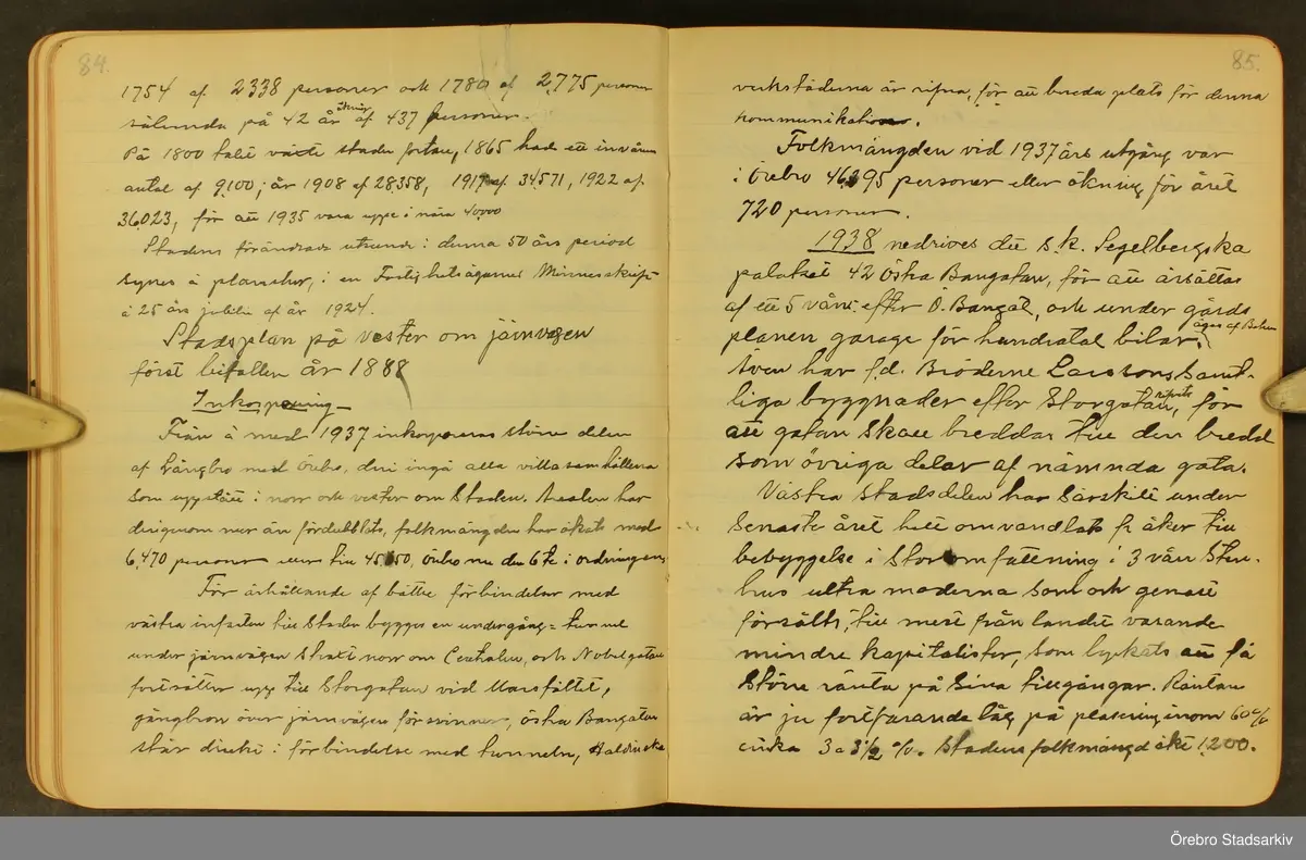 Byggmästare Per Karlssons anteckningar om Örebro stad, 1884-1935. Text på titelsidan "Härefter Örebro stads förändrade fysionomi tiden 1884 och därefter till och med 1935, sålunda 50 år".
