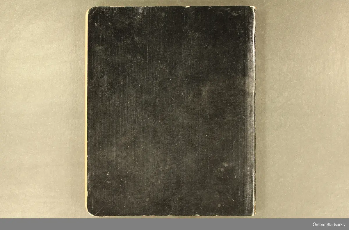 Byggmästare Per Karlssons anteckningar om Örebro stad, 1884-1935. Text på titelsidan "Härefter Örebro stads förändrade fysionomi tiden 1884 och därefter till och med 1935, sålunda 50 år".
