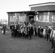 Barn utgående från skolbyggnad